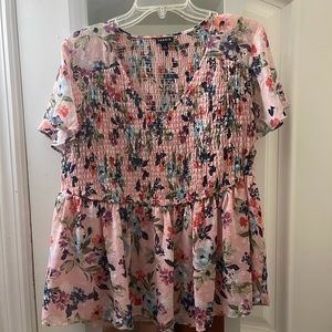 Torrid Light Pink Floral Stretch Smocked Short Sleeve Vneck Top Sz 1 / 16